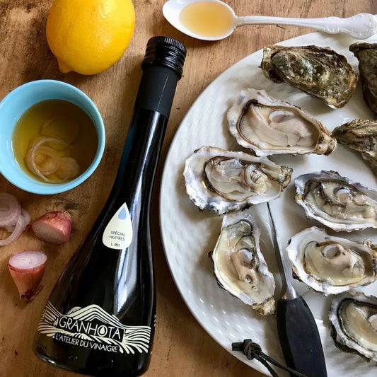 Une bouteille de Vinaigre Granhota spécial epour les huîtres