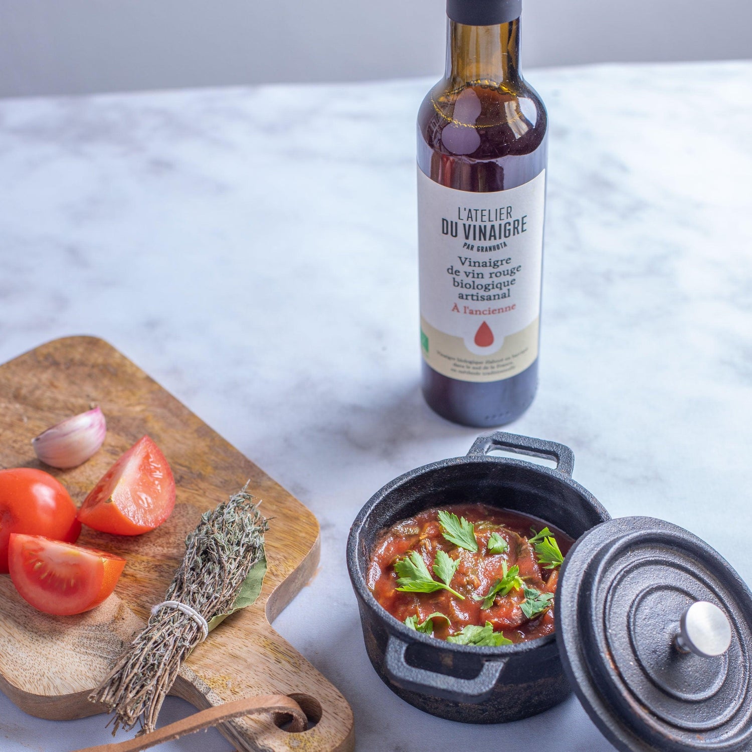 Bouteille de Vinaigre de vin rouge artisanal avec recette