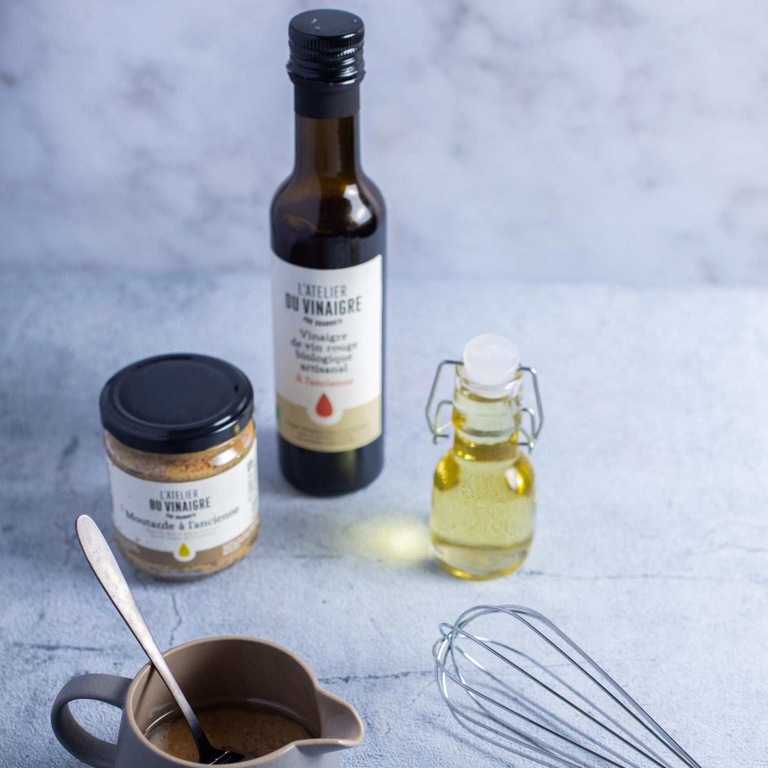 bouteilles de vinaigre de vin rouge biologique et moutarde à l'ancienne